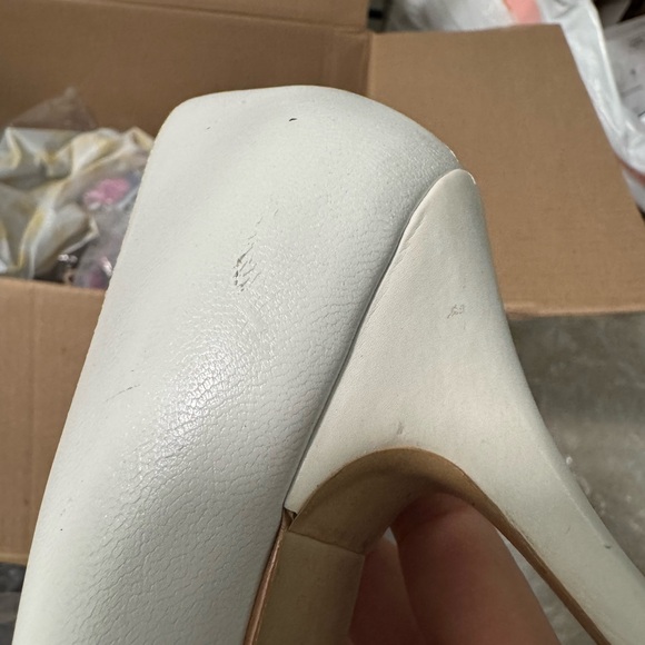 BCBG white pointed toe heels size 7 - Picture 5 of 10